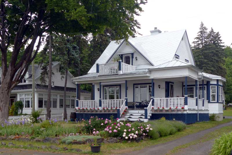 Maison fleurie à
Ste-Petronille-de-l'ile-d'Orléans
